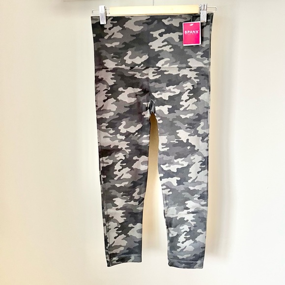 SPANX Look At Me Now Cropped Leggings - Picture 4 of 13